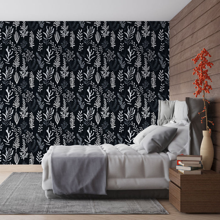 Une chambre moderne avec un papier peint noir orné de motifs végétaux blancs, créant une ambiance élégante et apaisante.