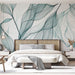 Une chambre moderne avec un papier peint aux motifs fluides de feuilles en lignes turquoise et noires sur fond clair, créant une atmosphère apaisante et élégante.