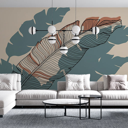 Un salon moderne avec un papier peint tropical représentant de grandes feuilles stylisées aux teintes bleu-vert et beige, créant une atmosphère apaisante et élégante.