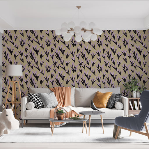 Un salon contemporain avec un papier peint aux motifs de feuilles stylisées en noir et violet sur fond beige, créant une ambiance élégante et chaleureuse.