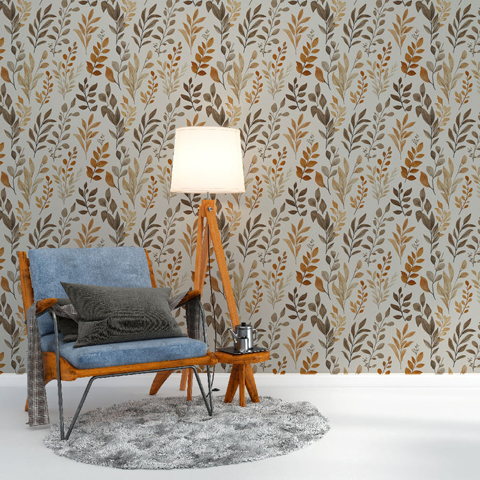 Un salon accueillant avec un papier peint floral aux motifs de feuilles dans des teintes chaudes de beige, marron et or, créant une ambiance naturelle et chaleureuse.