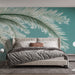 Une chambre moderne avec un papier peint tropical turquoise illustrant de grandes feuilles de palmier blanches, créant une ambiance apaisante et naturelle.