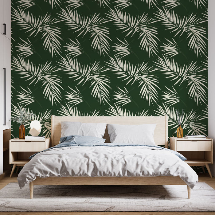 Une chambre moderne avec un papier peint tropical vert foncé orné de grandes feuilles blanches, créant une ambiance fraîche et relaxante.
