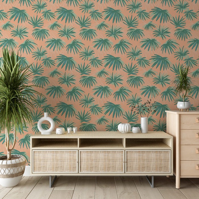 Une pièce moderne avec un papier peint tropical aux motifs de grandes feuilles vertes sur fond rose, créant une ambiance fraîche et accueillante.