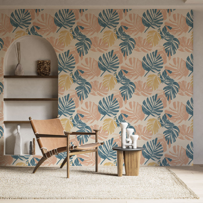 Une salle de séjour lumineuse avec un papier peint tropical aux grandes feuilles colorées dans des teintes de bleu, rose et jaune, créant une ambiance fraîche et accueillante.