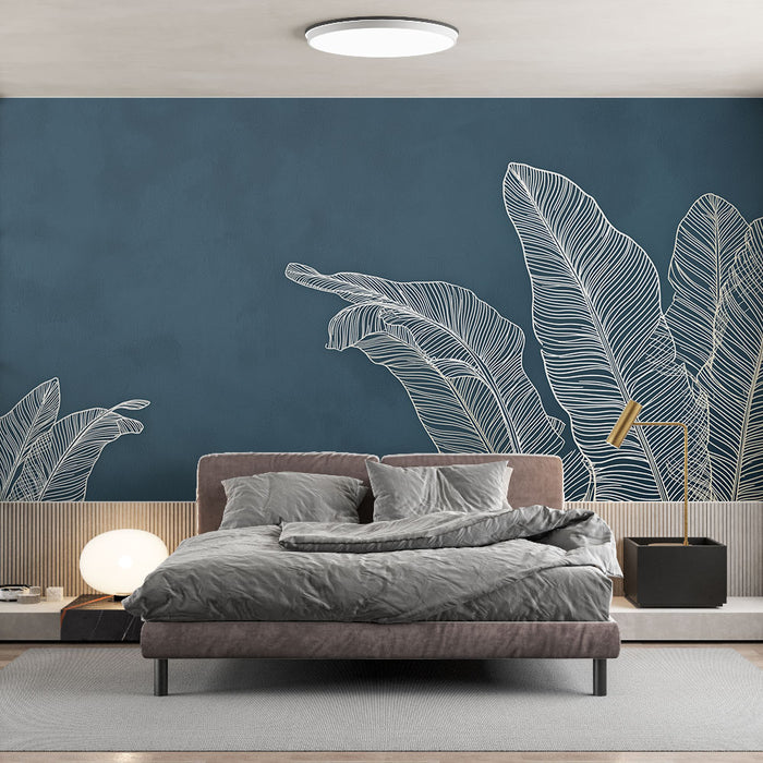 Une chambre moderne avec un papier peint bleu profond orné de grandes feuilles blanches, créant une ambiance à la fois apaisante et élégante.