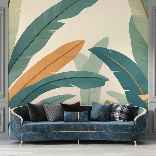 Un salon élégant avec un papier peint tropical aux grandes feuilles vertes et orange sur fond clair, créant une atmosphère fraîche et apaisante.