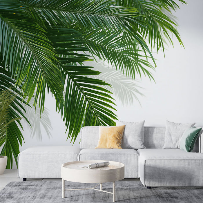 Une pièce moderne avec un papier peint tropical représentant de grandes feuilles vertes sur fond clair, créant une atmosphère fraîche et apaisante.