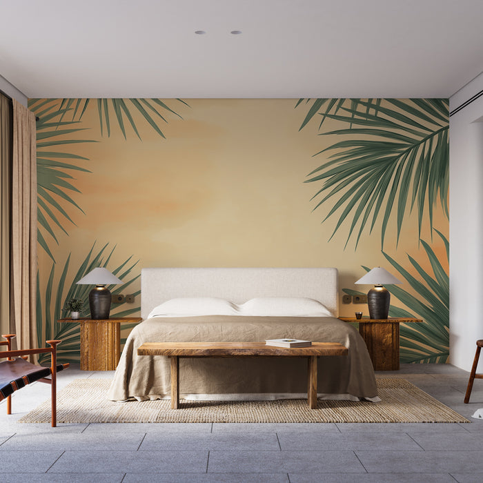 Une chambre lumineuse avec un papier peint tropical aux grandes feuilles vertes sur un fond beige et orangé, créant une atmosphère apaisante et estivale.