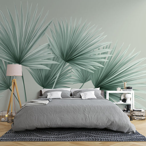Une chambre moderne avec un papier peint représentant de grandes feuilles de palmier vert d'eau sur un fond doux, créant une atmosphère apaisante et tropicale.