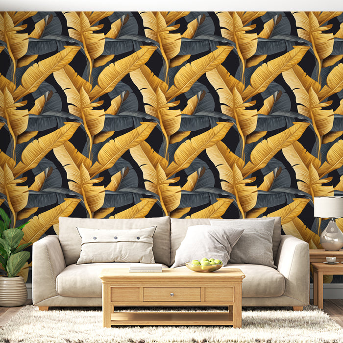 Un salon moderne avec un papier peint tropical aux grandes feuilles dorées et grises sur fond noir, créant une ambiance chaleureuse et élégante.