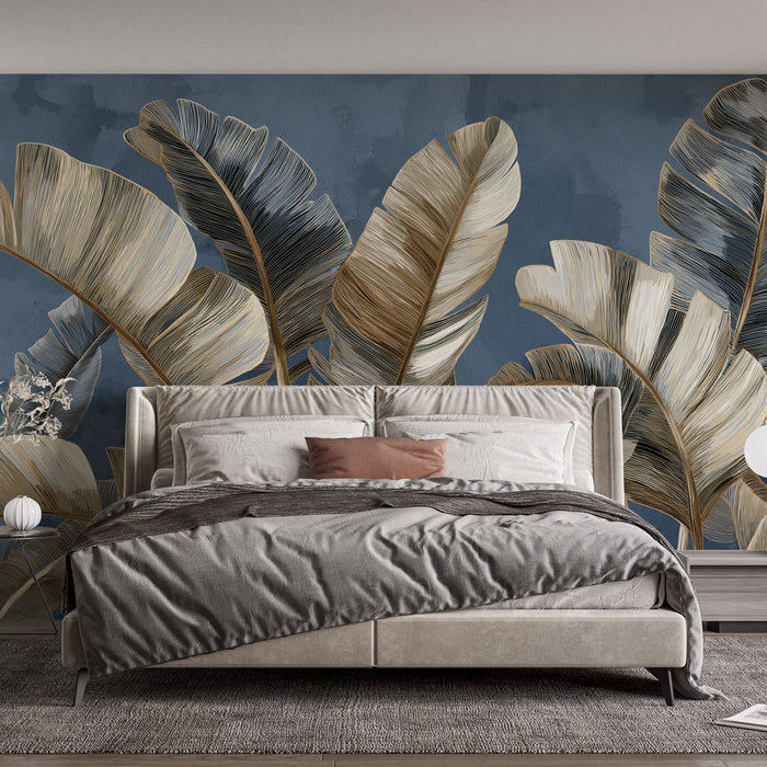 Une chambre moderne avec un papier peint tropical bleu représentant de grandes feuilles dorées et beige, créant une ambiance apaisante et élégante.