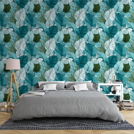Une chambre moderne avec un papier peint tropical aux motifs de grandes feuilles vertes et turquoise sur fond clair, créant une atmosphère apaisante et naturelle.