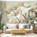 Un salon lumineux avec un papier peint tropical aux grandes feuilles stylisées dans des teintes beige et verte, créant une atmosphère apaisante et naturelle.