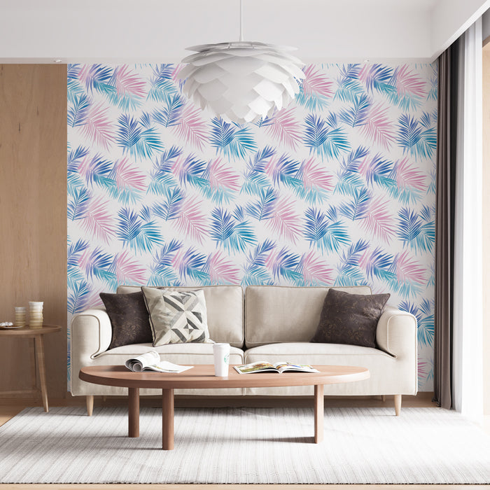 Un salon lumineux avec un papier peint tropical aux motifs de feuilles de palmier dans des teintes pastel de bleu et rose, créant une ambiance fraîche et accueillante.