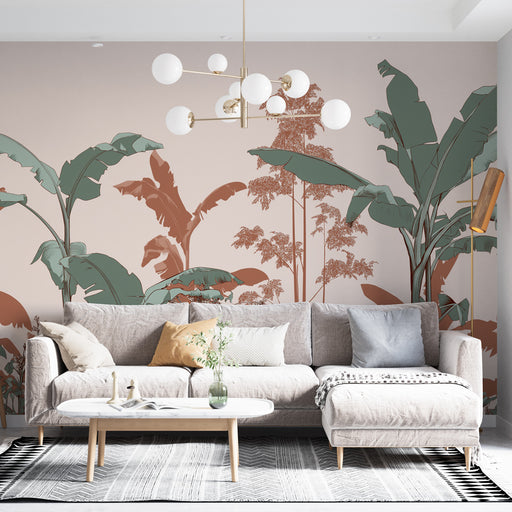 Un salon moderne avec un papier peint tropical aux grandes feuilles vertes et motifs terracotta sur fond beige, créant une atmosphère chaleureuse et apaisante.