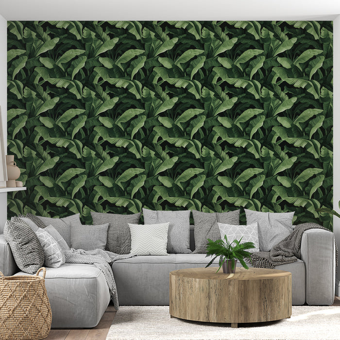 Un salon moderne avec un papier peint tropical représentant de grandes feuilles vertes sur fond sombre, créant une ambiance naturelle et vivifiante.