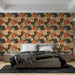 Une chambre moderne avec un papier peint tropical aux motifs de grandes feuilles dans des teintes chaudes d'orange et de noir, créant une ambiance chaleureuse et accueillante.