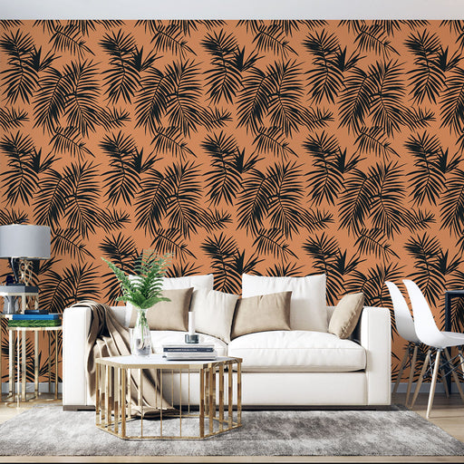 Un salon moderne avec un papier peint tropical aux motifs de palmiers noirs sur fond terracotta, créant une atmosphère chaleureuse et accueillante.