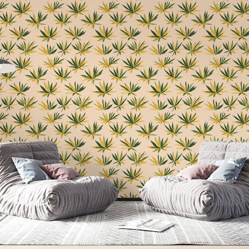 Une pièce moderne avec un papier peint floral aux motifs de feuilles vertes et jaunes sur fond beige, créant une ambiance naturelle et apaisante.