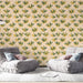Une pièce moderne avec un papier peint floral aux motifs de feuilles vertes et jaunes sur fond beige, créant une ambiance naturelle et apaisante.