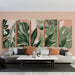 Un salon moderne avec un papier peint tropical représentant de grandes feuilles vertes sur un fond rose, créant une ambiance fraîche et accueillante.