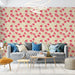 Un salon moderne avec un papier peint tropical aux motifs floraux en rose vif et beige, créant une atmosphère vivante et chaleureuse.