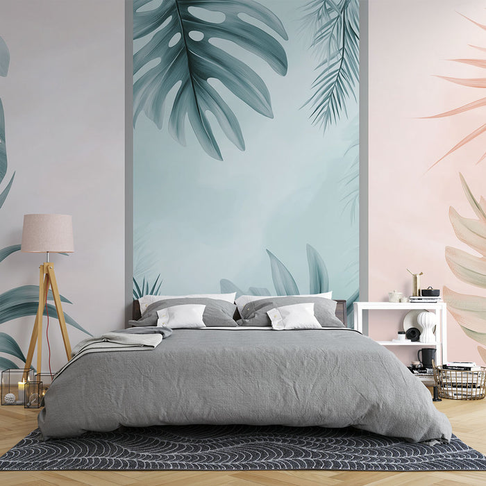 Une chambre moderne avec un papier peint tropical aux teintes douces, représentant de grandes feuilles vertes sur fond bleu apaisant, créant une atmosphère relaxante.