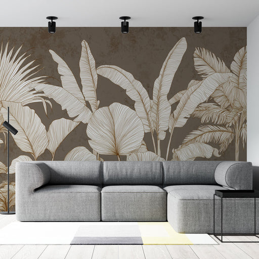 Une pièce moderne avec un papier peint tropical aux motifs de grandes feuilles stylisées en beige sur fond marron, créant une atmosphère chaleureuse et accueillante.