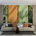 Un salon moderne avec un papier peint tropical aux teintes vertes et orangées, mettant en valeur de grandes feuilles exotiques qui apportent une ambiance fraîche et vivante.