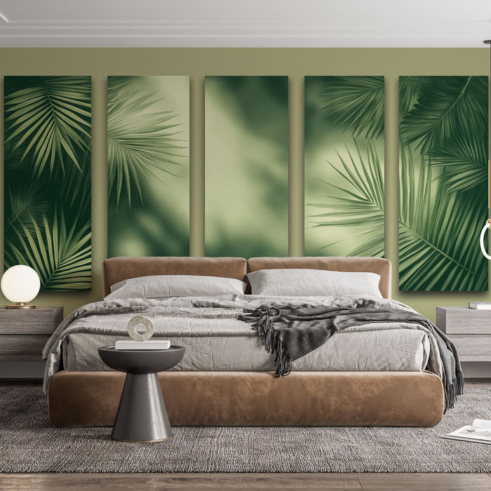 Une chambre moderne avec un papier peint représentant de grandes feuilles de palmier vertes sur un fond dégradé, créant une atmosphère apaisante et naturelle.