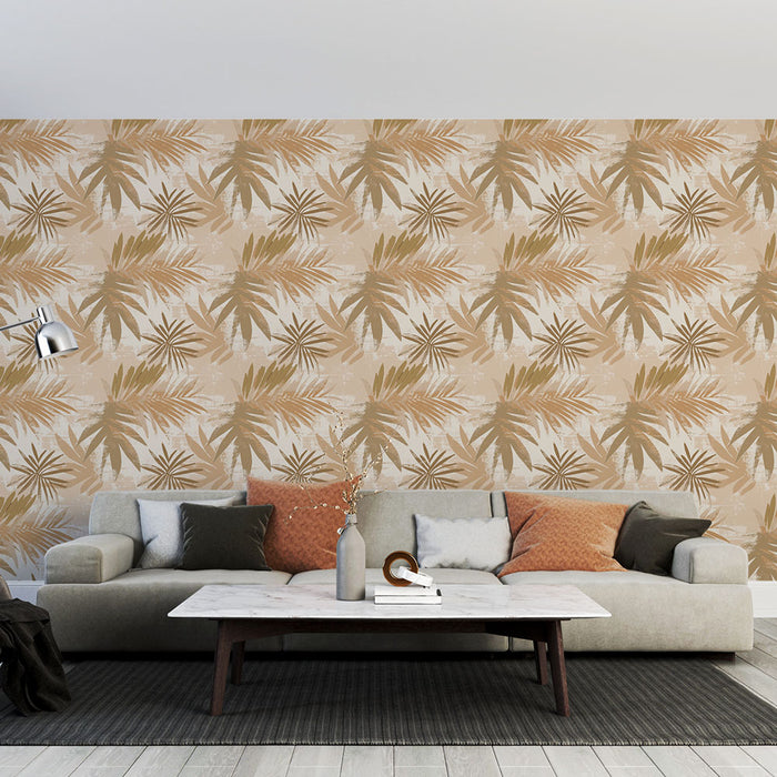 Un salon moderne avec un papier peint tropical aux motifs de feuilles dorées sur fond beige, créant une ambiance chaleureuse et accueillante.