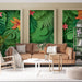 Un salon moderne avec un papier peint tropical vibrant représentant de grandes feuilles vertes et des fleurs colorées, créant une atmosphère fraîche et accueillante.