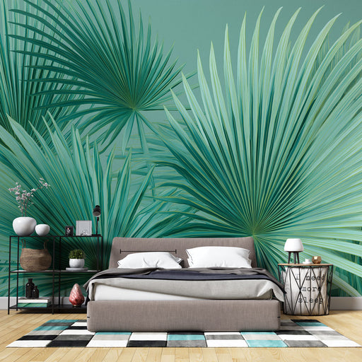 Une chambre moderne avec un papier peint tropical représentant de grandes feuilles de palmier dans des teintes vertes apaisantes, créant une atmosphère relaxante et naturelle.