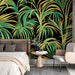Une chambre moderne avec un papier peint tropical aux grandes feuilles vertes et jaunes sur fond noir, créant une ambiance vivante et dynamique.