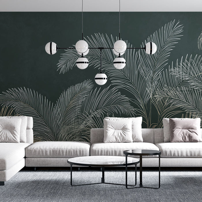 Un salon moderne avec un papier peint vert foncé orné de grandes feuilles de palmier blanches, créant une ambiance tropicale et élégante.
