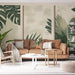 Un salon moderne avec un papier peint tropical aux grandes feuilles vertes sur fond clair, créant une ambiance fraîche et apaisante.