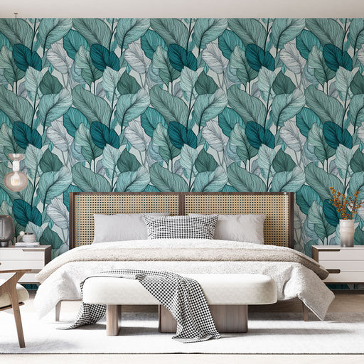 Une chambre moderne avec un papier peint tropical aux grandes feuilles vertes et turquoise, créant une ambiance fraîche et apaisante.