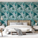 Une chambre moderne avec un papier peint tropical aux grandes feuilles vertes et turquoise, créant une ambiance fraîche et apaisante.