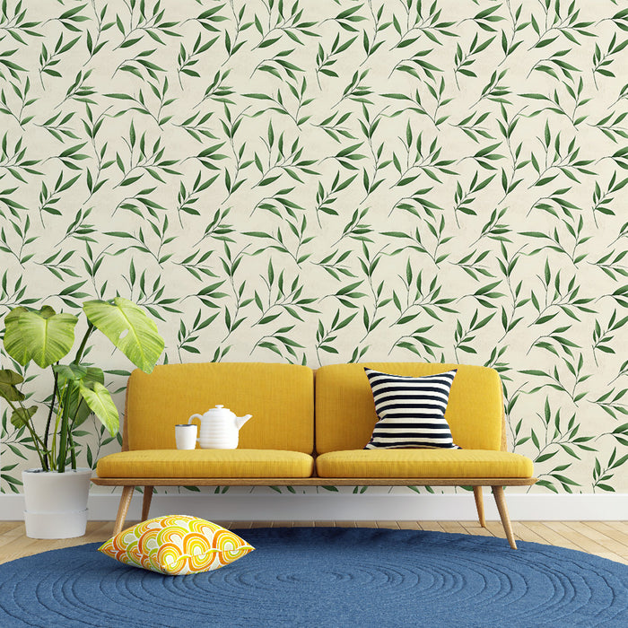 Un salon lumineux avec un papier peint aux motifs de feuilles vertes sur fond crème, créant une atmosphère naturelle et apaisante.