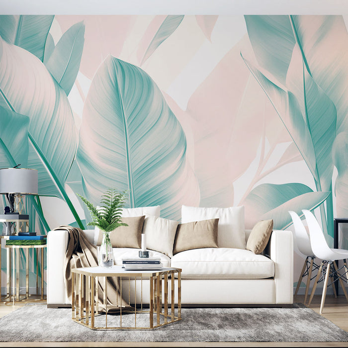 Un salon moderne avec un papier peint tropical aux grandes feuilles vertes sur fond pastel, créant une atmosphère apaisante et rafraîchissante.