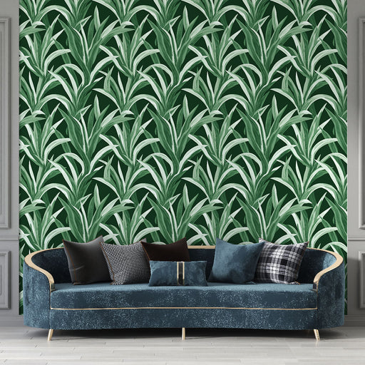 Un salon élégant avec un papier peint tropical vert foncé orné de grandes feuilles stylisées, créant une atmosphère vivante et apaisante.