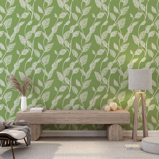 Une pièce lumineuse avec un papier peint vert feuillage aux motifs de feuilles blanches, créant une ambiance naturelle et apaisante.