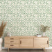 Une pièce moderne avec un papier peint floral vert doux sur fond crème, créant une atmosphère apaisante et naturelle.