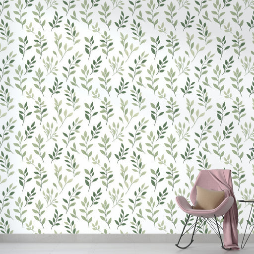 Une pièce moderne avec un papier peint floral aux motifs de feuilles vertes sur fond blanc, créant une ambiance fraîche et naturelle.