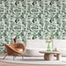 Un salon moderne avec un papier peint aux motifs de feuillage vert tendre sur fond clair, créant une atmosphère apaisante et naturelle.