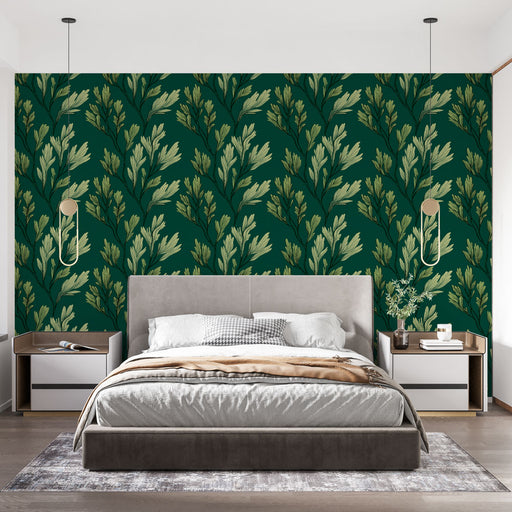 Une chambre moderne avec un papier peint vert foncé orné de motifs de feuilles délicates, créant une atmosphère apaisante et naturelle.