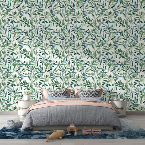 Une chambre accueillante avec un papier peint floral aux motifs de feuillages verts et bleus sur fond clair, créant une atmosphère apaisante et naturelle.