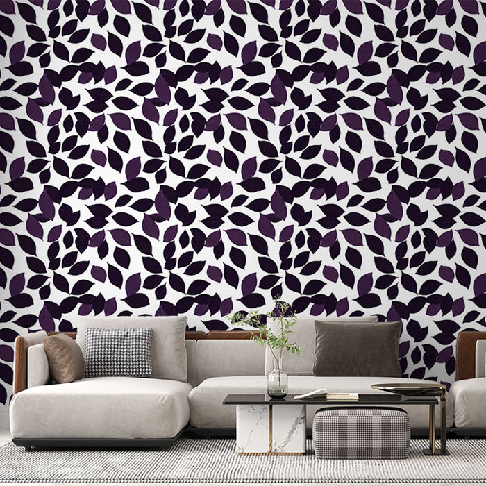 Un salon élégant avec un papier peint aux motifs de feuilles violettes sur fond blanc, créant une atmosphère à la fois moderne et apaisante.