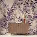 Une pièce moderne avec un papier peint aux motifs de feuilles violettes sur fond beige, créant une atmosphère élégante et apaisante.